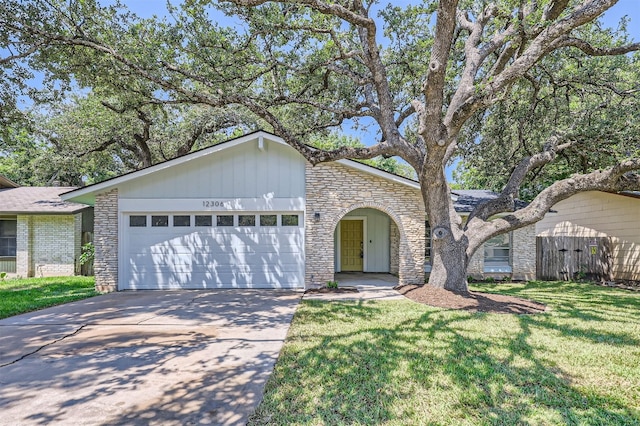 ranch-style house featuring a front lawn and a garage