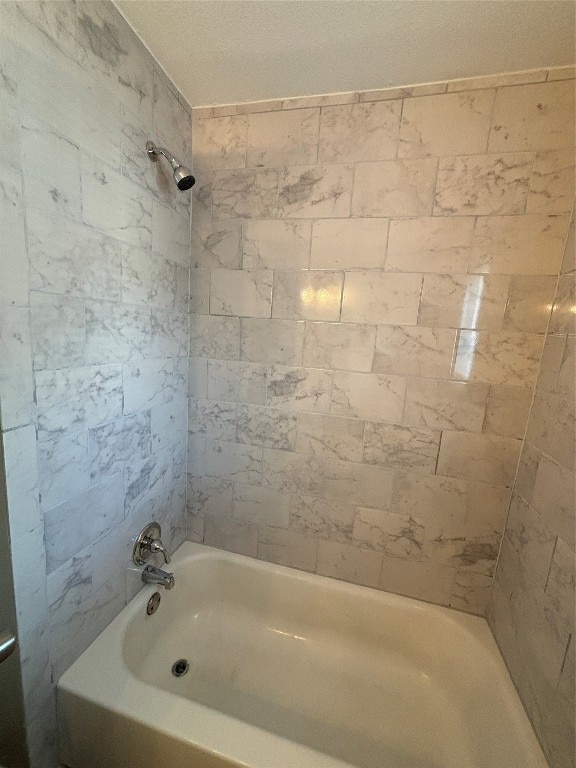 bathroom with tiled shower / bath