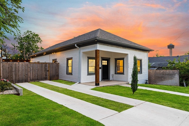 view of front of property featuring a yard