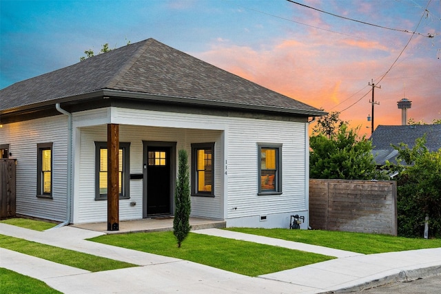 view of front of home featuring a lawn