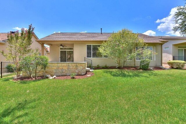 view of front of property featuring ceiling fan and a front lawn