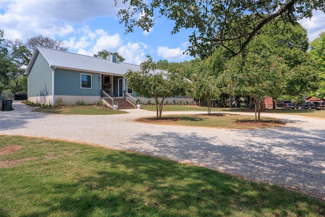 view of front facade featuring a front yard