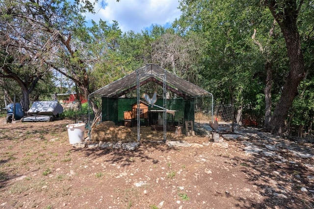 view of yard with an outbuilding