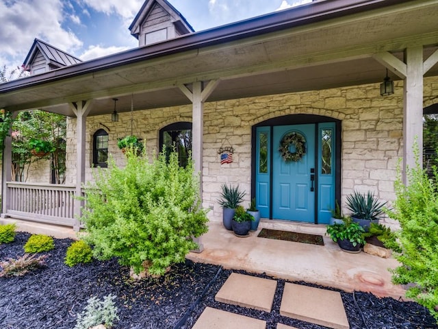 entrance to property featuring covered porch