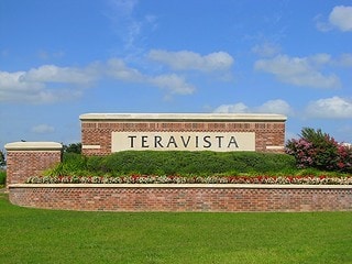 community sign with a yard