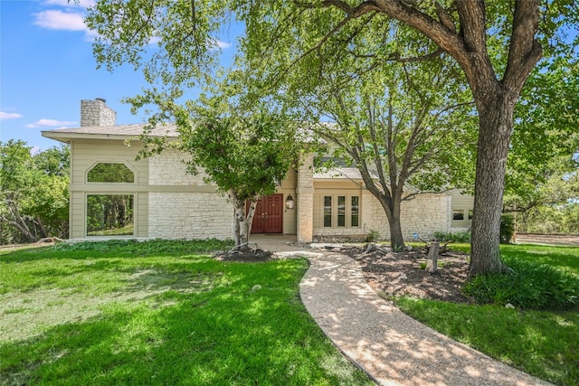 view of front of property with a front yard