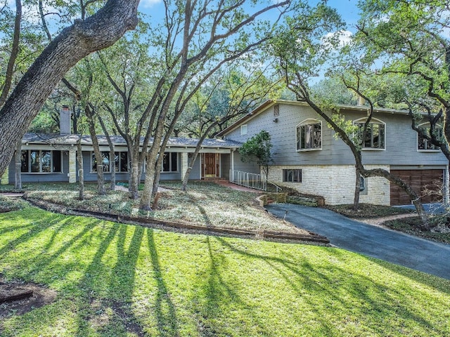 view of front of house featuring a front lawn