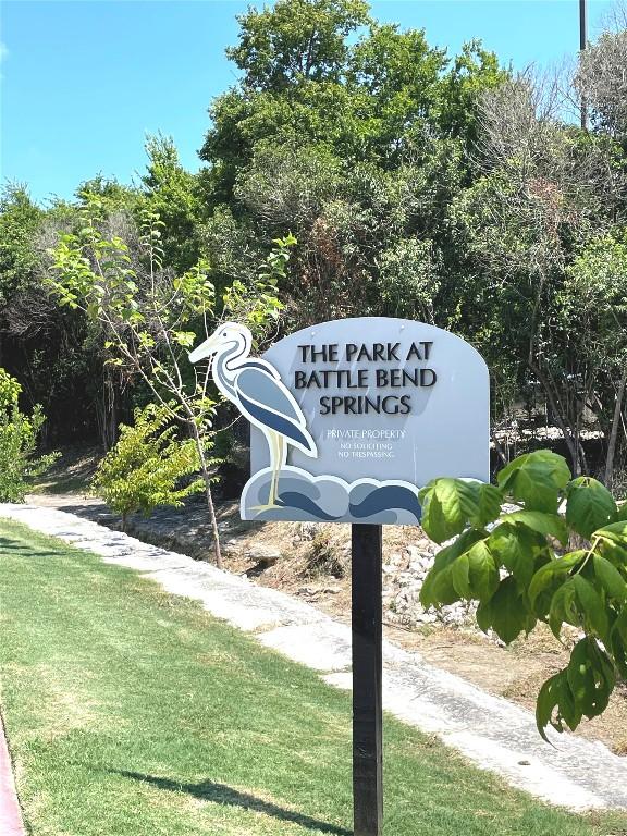 community sign with a yard