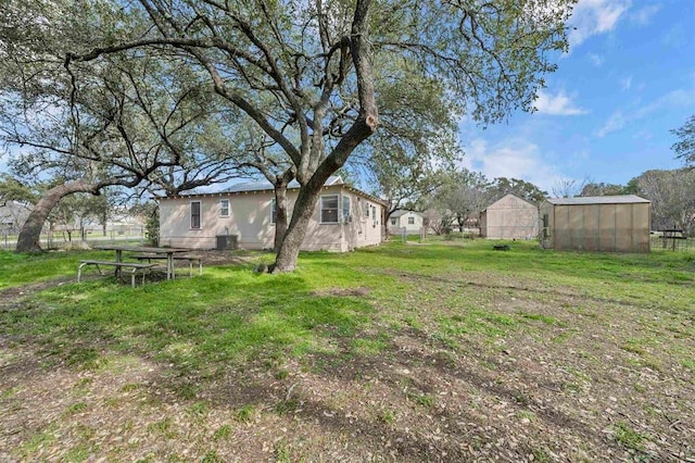 view of yard with an outbuilding