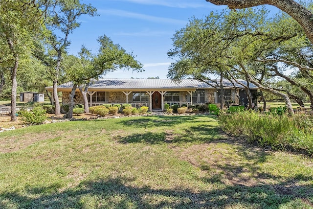 ranch-style house featuring a front yard