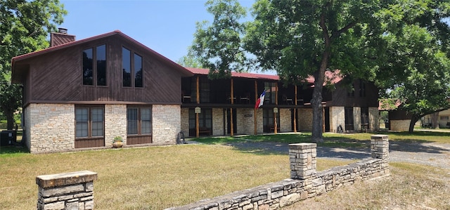 view of front of home featuring a front lawn