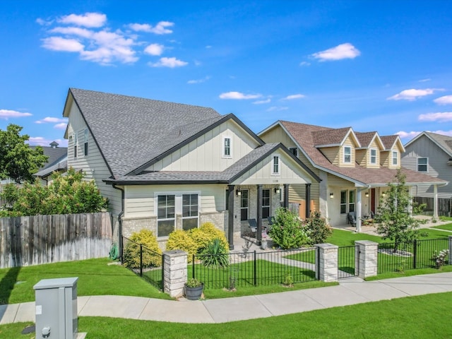 view of front of property featuring a front yard