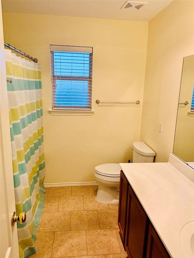 bathroom with a shower with curtain, vanity, and toilet