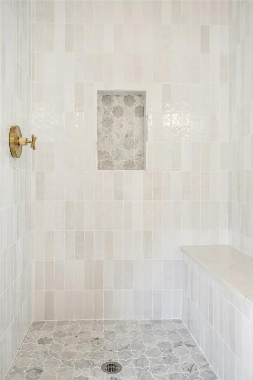 bathroom featuring a tile shower