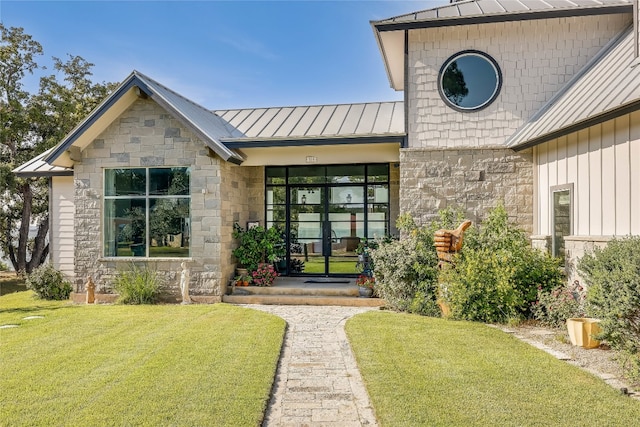 property entrance featuring a yard