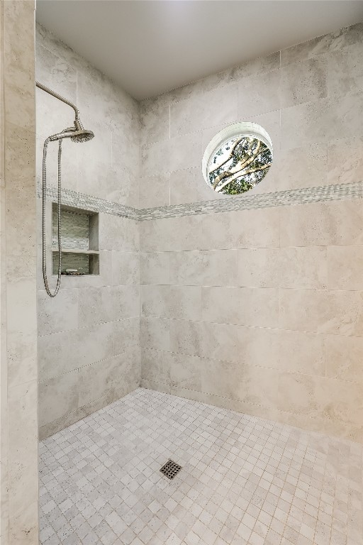 bathroom featuring tiled shower