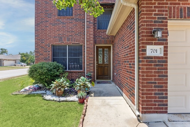 property entrance featuring a lawn