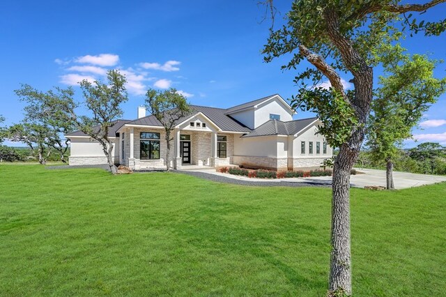 view of front of house featuring a front yard