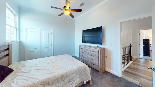 bedroom with ceiling fan, ornamental molding, and a closet