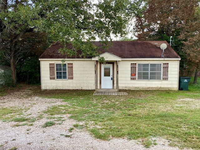 view of front of house featuring a front lawn