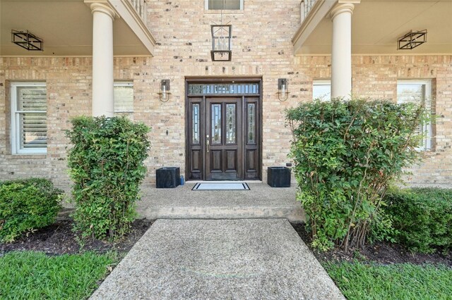 entrance to property featuring covered porch