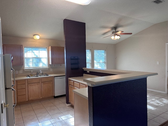 kitchen with ceiling fan, a center island with sink, vaulted ceiling, and white appliances