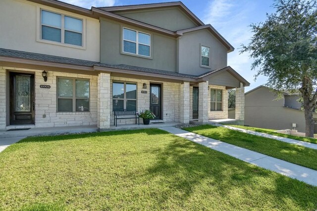 view of front facade featuring a front yard