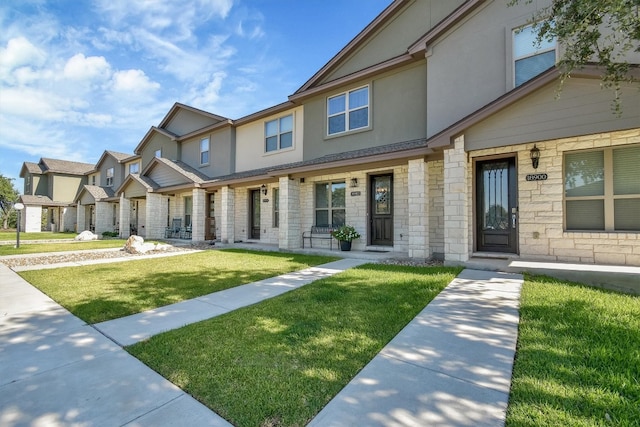 view of front of home featuring a front yard