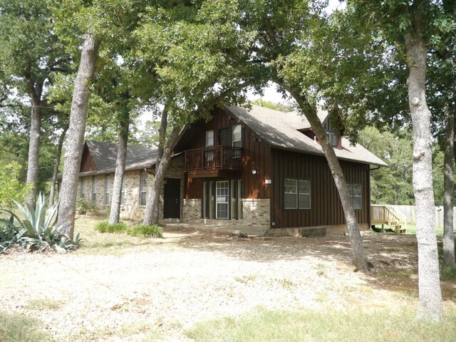 175 Shawnee Dr, Smithville, TX 78957 - rear view of house featuring a balcony
