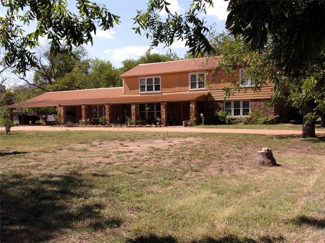 view of front of property featuring a front yard