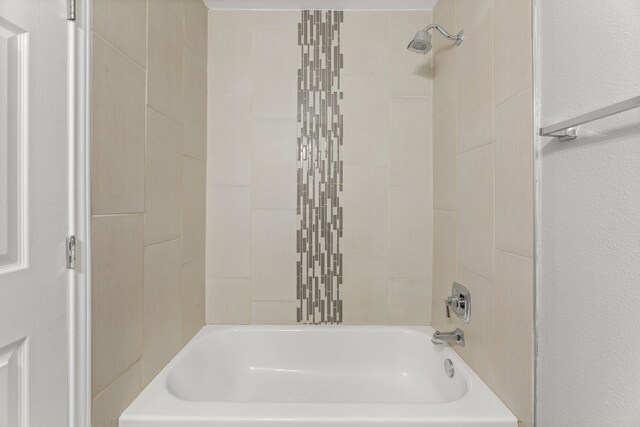 bathroom with tiled shower / bath combo