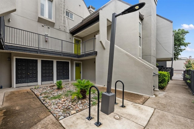 935 La Posada Dr Unit 115, Austin, TX 78752 - back of property featuring stucco siding
