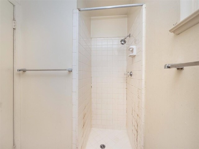 bathroom featuring a tile shower