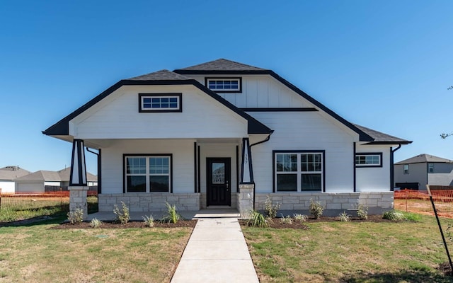 view of front facade featuring a front lawn and covered porch