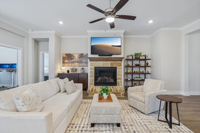 living room featuring ceiling fan, light hardwood / wood-style floors, and crown molding