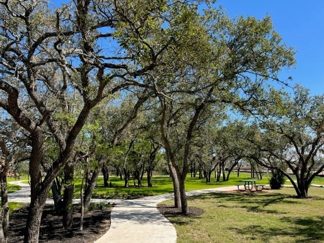 view of property's community featuring a lawn