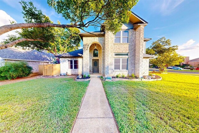 view of front of home featuring a front yard