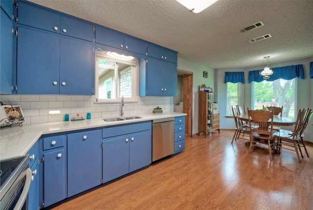 kitchen featuring blue cabinetry, light hardwood / wood-style flooring, stainless steel appliances, sink, and a textured ceiling