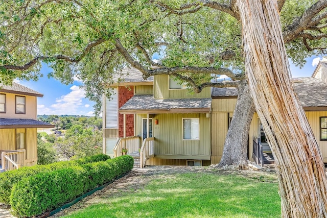 view of front of property with a front yard