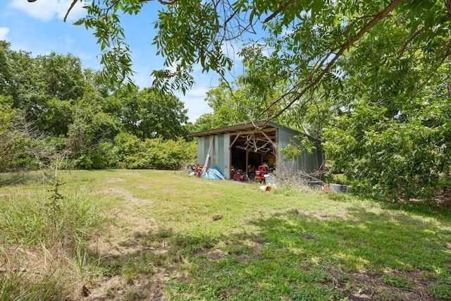 view of yard with an outbuilding and an outdoor structure