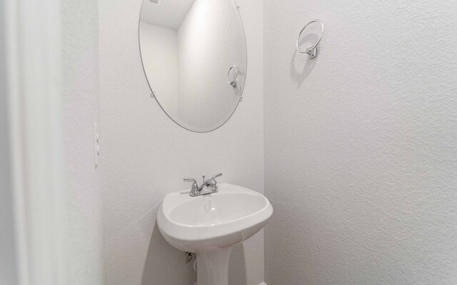 bathroom featuring sink