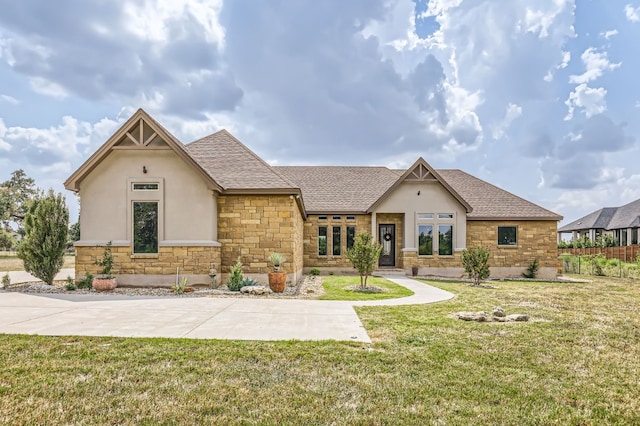 view of front of house featuring a front lawn