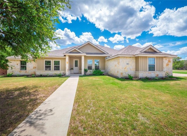 craftsman house featuring a front lawn