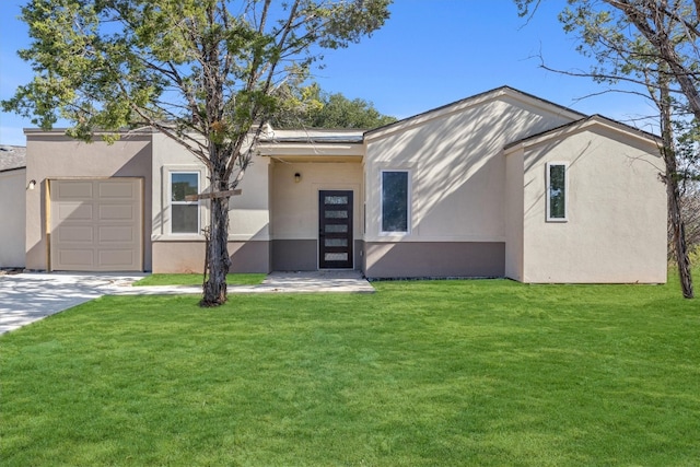 view of front facade featuring a front lawn and a garage