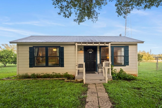 view of front of home with a front lawn and covered porch