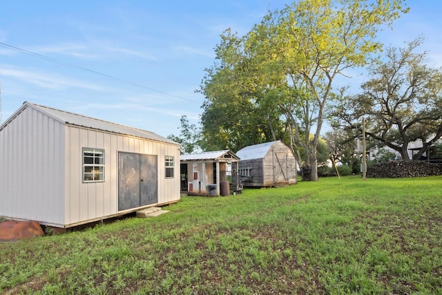 view of yard featuring a shed