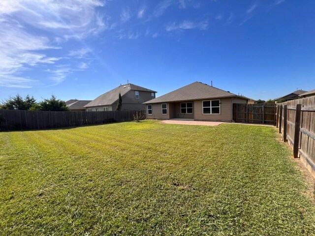 view of yard featuring a patio