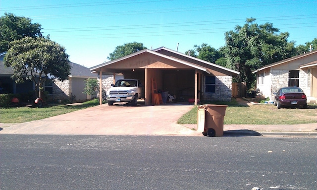 view of front facade featuring a carport and a front yard