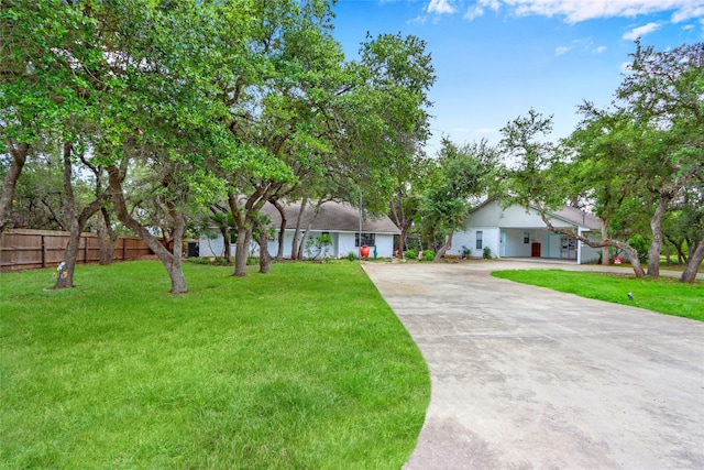 view of front of property featuring a front lawn