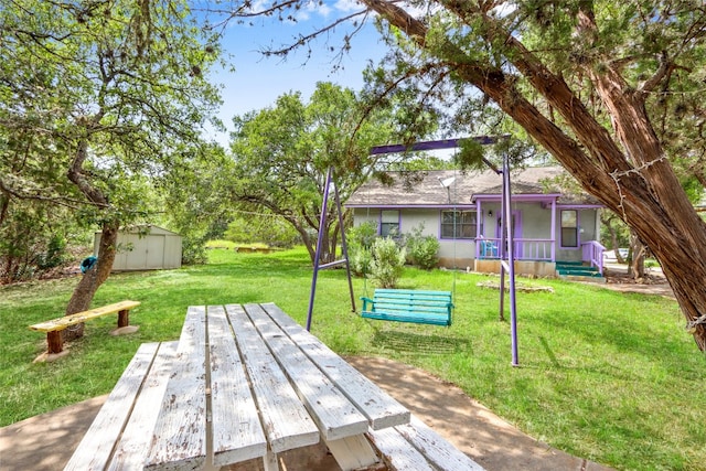 view of yard featuring an outdoor structure